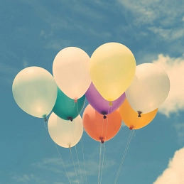 Bunte Luftballons am blauen Himmel&nbsp;&copy;&nbsp;Pexels