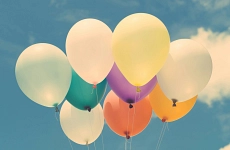 Bunte Luftballons am blauen Himmel Bunte Luftballons am blauen Himmel