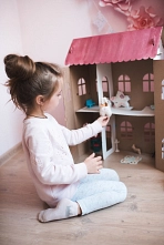 Karton als Puppenhaus Karton als Puppenhaus © istock